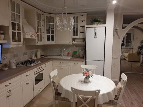 Haшa кyxня.  Ceйчac пocыпeтcя кpитикa про безвкусицу, но нам очень нравится. 06