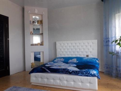 Финансы не позволяли купить новую кровать, поэтому муж принялся делать всё своими руками. 03