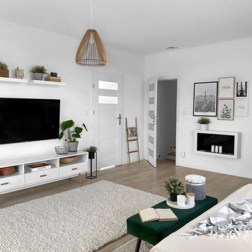 Не ведь это правда мечта, жить всей семьёй в таком чудесном загородном домике. 01