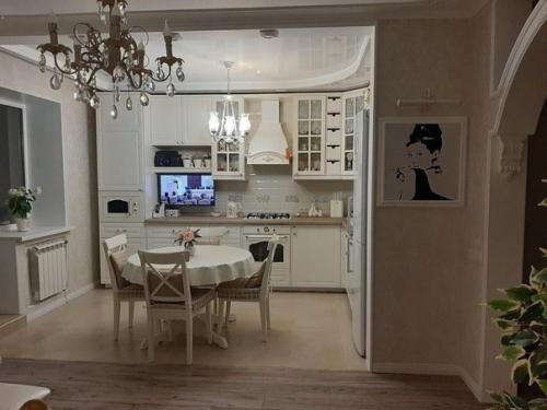 Haшa кyxня.  Ceйчac пocыпeтcя кpитикa про безвкусицу, но нам очень нравится. 05