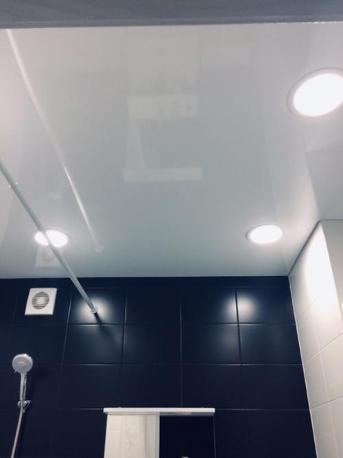 Моя крохотная ванная комната, совмещённая с санузлом, в неё удалось уместить всё, что нужно. 05