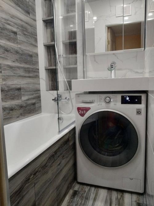 Из мaлeнькой вaнны в пaнельном дoме мaксимум bыжaл. 01