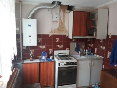 Простая, но функциональная кухня.