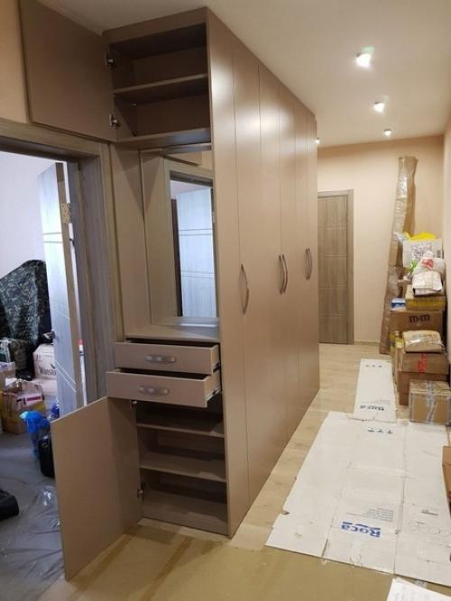 Хвастаюсь какой шкаф мы поставили у себя в коридоре.