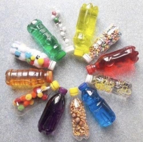 В том случае, если у вас есть совсем маленькие дети, то можно сделать для них вот такие вот развивающие штуковины. 03