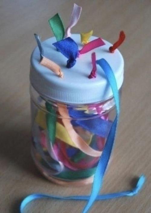 В том случае, если у вас есть совсем маленькие дети, то можно сделать для них вот такие вот развивающие штуковины. 01