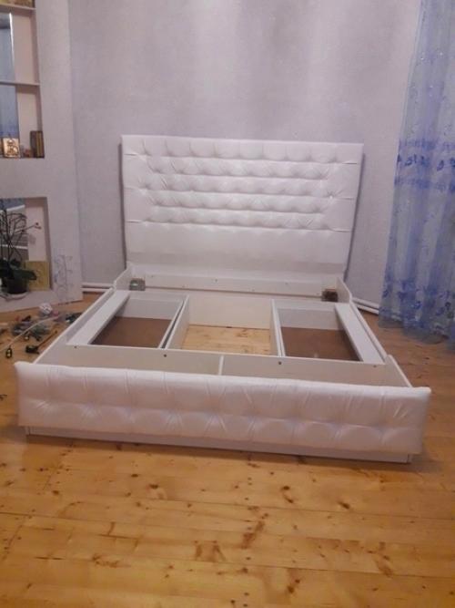 Финансы не позволяли купить новую кровать, поэтому муж принялся делать всё своими руками. 02