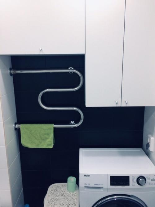 Моя крохотная ванная комната, совмещённая с санузлом, в неё удалось уместить всё, что нужно. 04