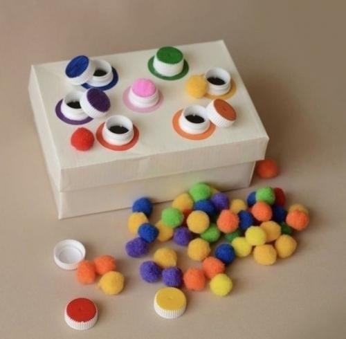 В том случае, если у вас есть совсем маленькие дети, то можно сделать для них вот такие вот развивающие штуковины. 05