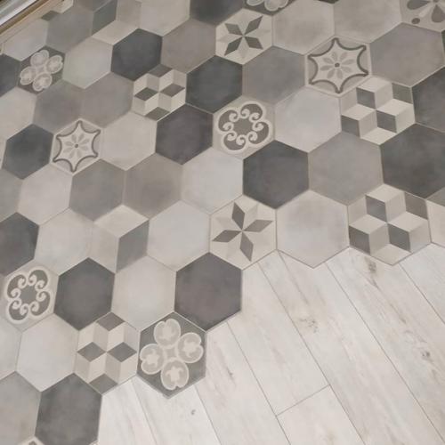 Решили последовать этой современной моде, когда совмещаешь ламинат и плитку. 03