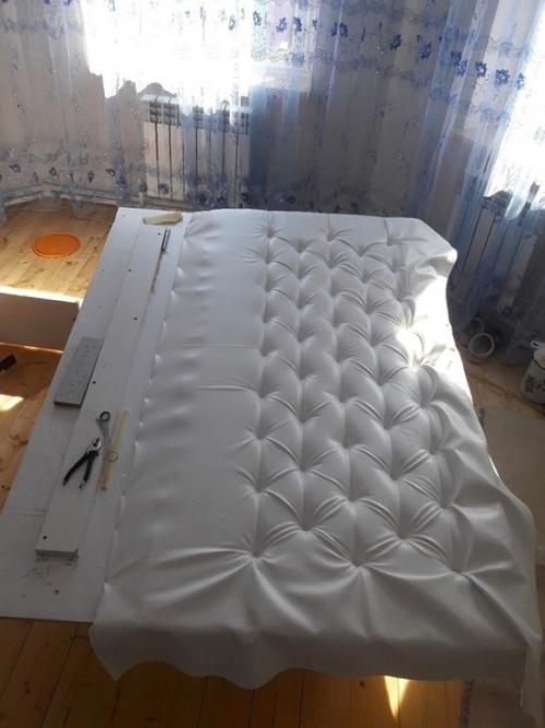 Финансы не позволяли купить новую кровать, поэтому муж принялся делать всё своими руками.