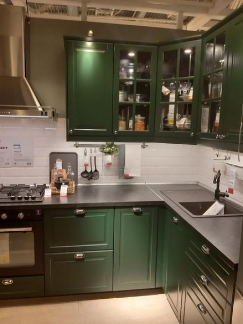 Кyxня в нecтaндapтнoй цвeтoвoй гaммe. 01