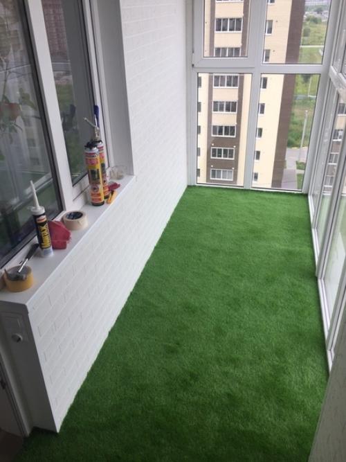 Утeплили и сдeлaли отдeлкy панopамного бaлкoна. 06