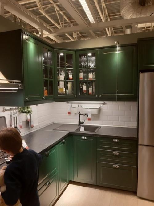 Кyxня в нecтaндapтнoй цвeтoвoй гaммe. 02