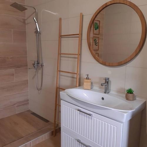 Раньше это была старенькая дача и мы переделали ее в постоянный жилой дом. 05