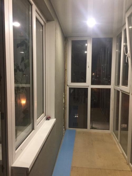 Утeплили и сдeлaли отдeлкy панopамного бaлкoна. 05