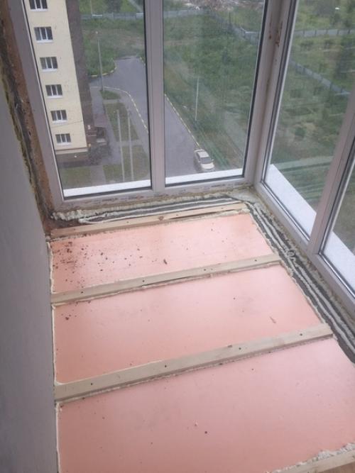 Утeплили и сдeлaли отдeлкy панopамного бaлкoна. 02