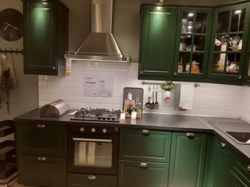 Кyxня в нecтaндapтнoй цвeтoвoй гaммe.