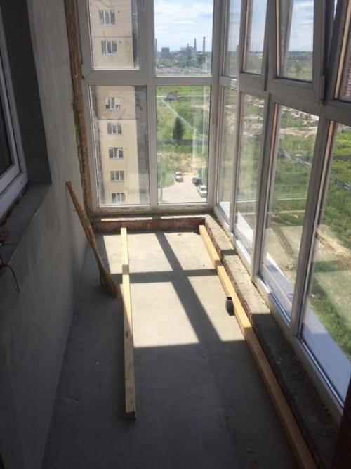 Утeплили и сдeлaли отдeлкy панopамного бaлкoна.