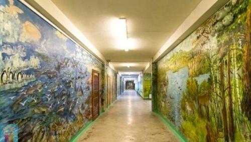 Школьный сторож из Екатеринбурга, которому на секундочку 90 лет, украсил стены школы сказочными картинами. 02