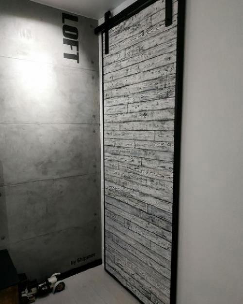 Решили, что обычные двери это не практично, занимают кучу места. 03