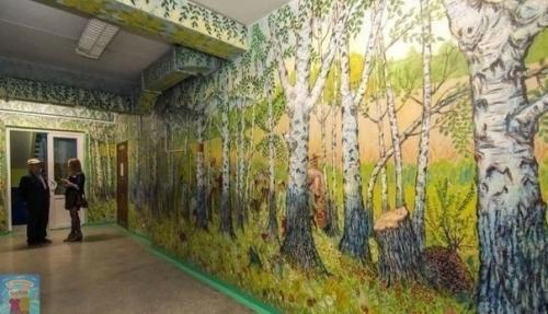 Школьный сторож из Екатеринбурга, которому на секундочку 90 лет, украсил стены школы сказочными картинами. 03