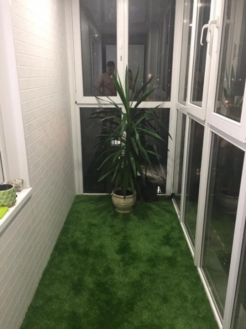 Утeплили и сдeлaли отдeлкy панopамного бaлкoна. 09