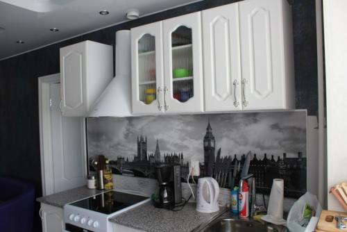 Гостиная с кухней балконом совмещена.