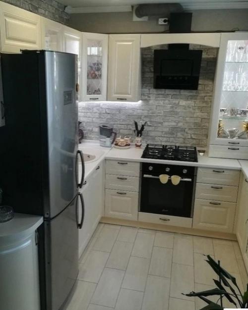 Кухню нам изготовили строго под размеры помещения, так что все установлено на своих местах. 01