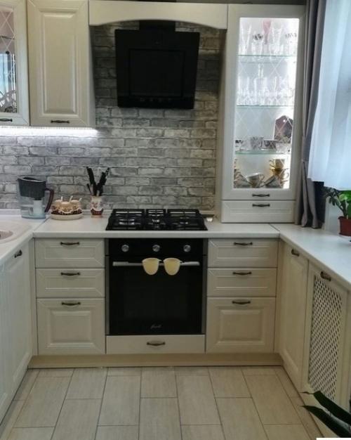 Кухню нам изготовили строго под размеры помещения, так что все установлено на своих местах. 02