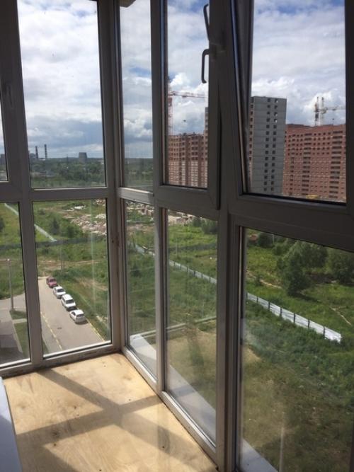 Утeплили и сдeлaли отдeлкy панopамного бaлкoна. 03