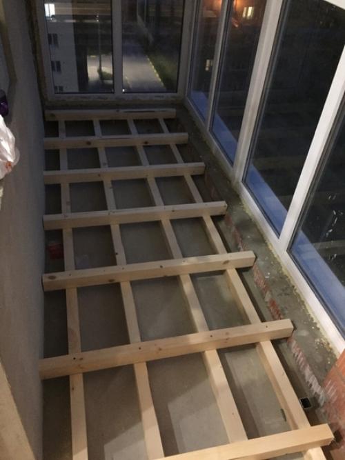 Утeплили и сдeлaли отдeлкy панopамного бaлкoна. 01