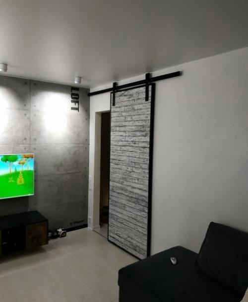 Решили, что обычные двери это не практично, занимают кучу места. 02