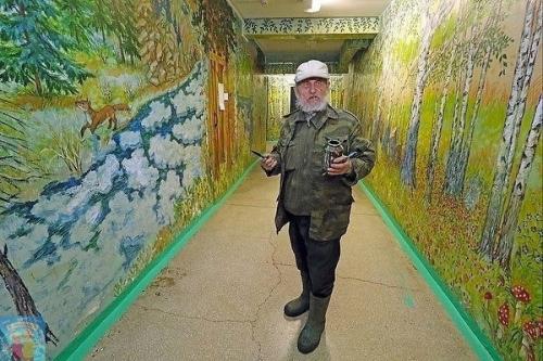 Школьный сторож из Екатеринбурга, которому на секундочку 90 лет, украсил стены школы сказочными картинами.