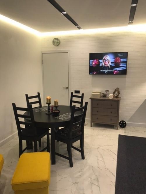 А вот и моя просторная, стильная и красивая кухня. 04