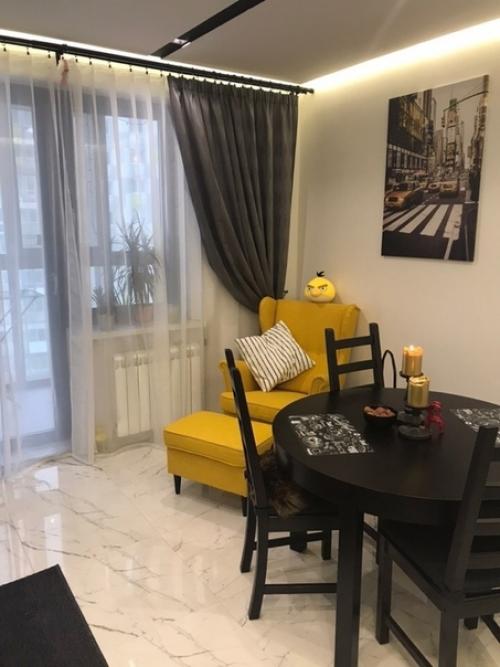 А вот и моя просторная, стильная и красивая кухня. 01