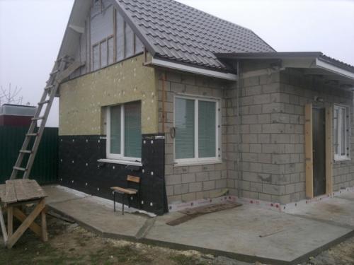 Отстроили у себя на участке небольшой домик. 01