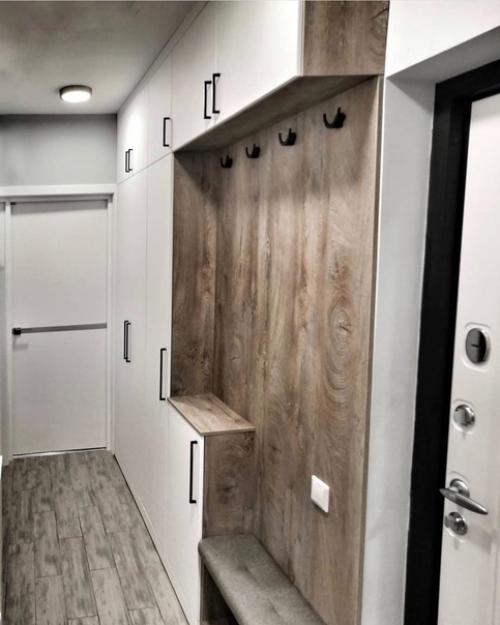 Хоть у нас и очень узкая прихожая комната, но мы смогли уместить сюда много шкафов, для хранения одежды.