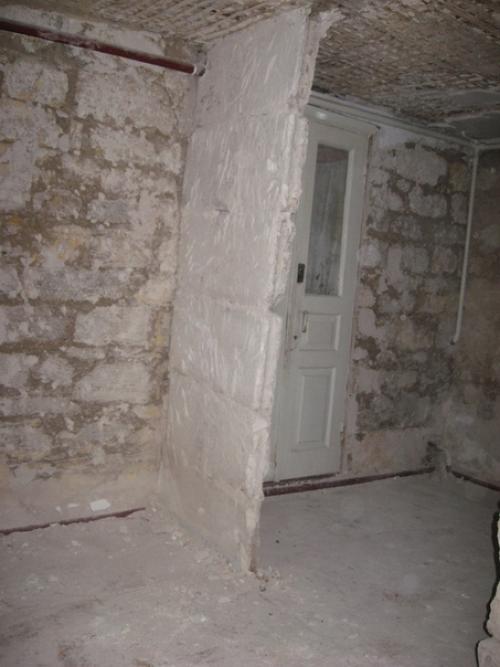 У меня маленькая кухня, причем с множеством выступов, всяческих ступенек, узкой нишей, огромным количеством труб и перестенками. 02