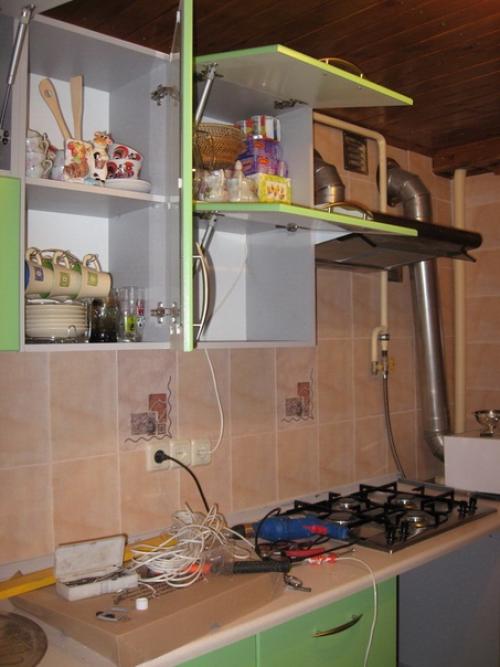 У меня маленькая кухня, причем с множеством выступов, всяческих ступенек, узкой нишей, огромным количеством труб и перестенками. 03