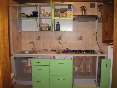 У меня маленькая кухня, причем с множеством выступов, всяческих ступенек, узкой нишей, огромным количеством труб и перестенками. 04