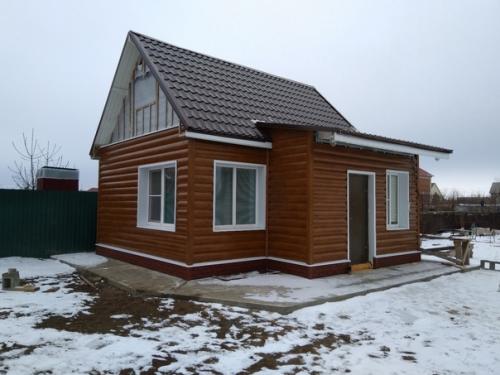 Отстроили у себя на участке небольшой домик. 06