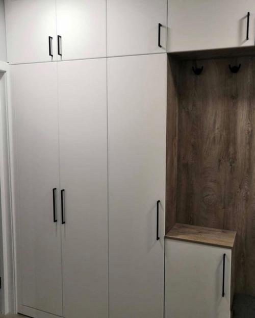 Хоть у нас и очень узкая прихожая комната, но мы смогли уместить сюда много шкафов, для хранения одежды. 02