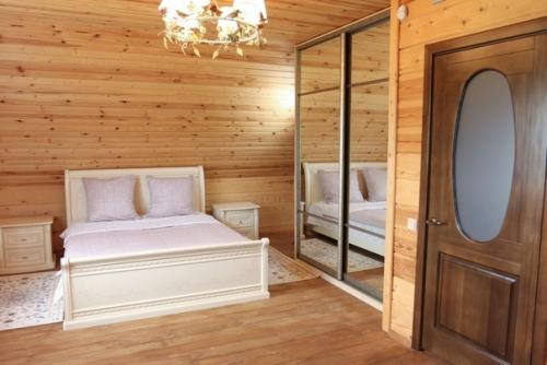 Сделал себе спальню в дереве! 01