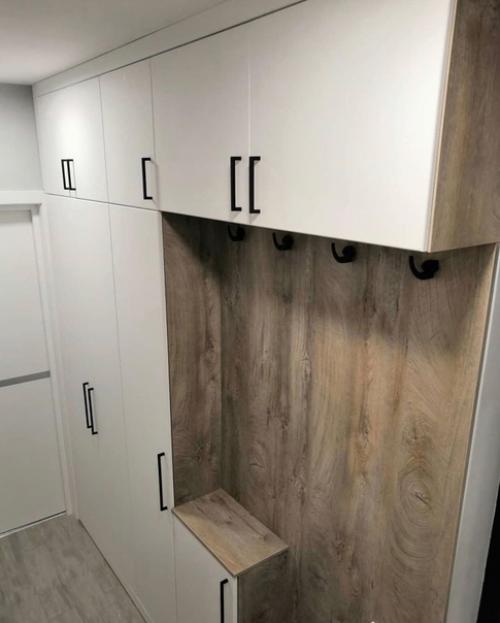 Хоть у нас и очень узкая прихожая комната, но мы смогли уместить сюда много шкафов, для хранения одежды. 04