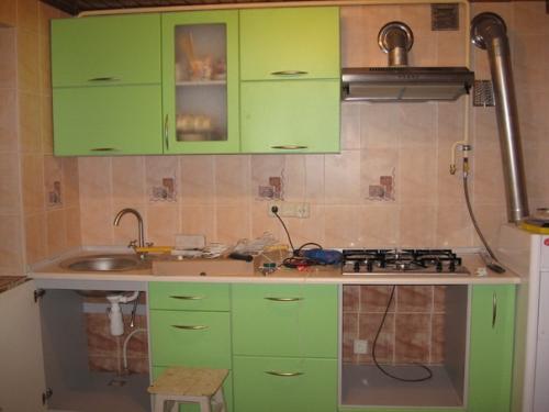 У меня маленькая кухня, причем с множеством выступов, всяческих ступенек, узкой нишей, огромным количеством труб и перестенками. 05