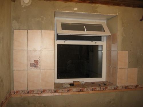 У меня маленькая кухня, причем с множеством выступов, всяческих ступенек, узкой нишей, огромным количеством труб и перестенками.