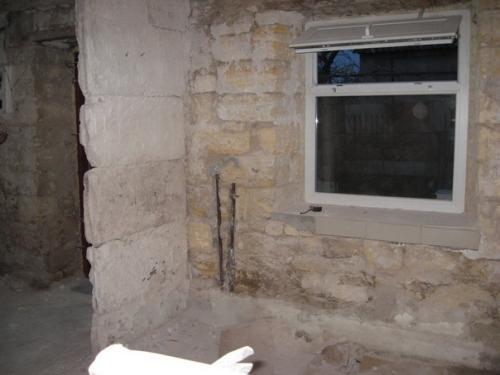 У меня маленькая кухня, причем с множеством выступов, всяческих ступенек, узкой нишей, огромным количеством труб и перестенками. 01