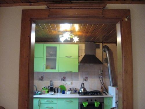 У меня маленькая кухня, причем с множеством выступов, всяческих ступенек, узкой нишей, огромным количеством труб и перестенками. 06