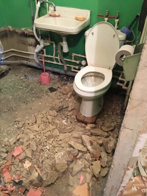 Таким вот образом откапиталили себе санузел. 02